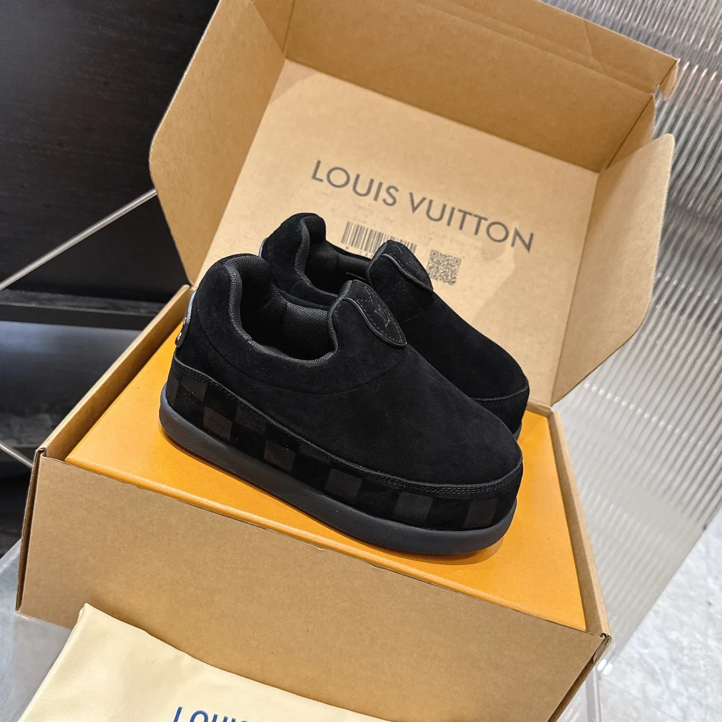 [L Family] P: 740💰 Couple model, size: women 35-41 (customized at 41 for women), 39-46 for men (customized at 45.46) The 2025 iteration of this Time Out sneaker, couple model, LV co-branded nigo, donkey brand, Louis Vuitton, ugly, cute😍Many Internet celebrities have shown off their feet, a classic and versatile item. Fabric: Imported high mercerized cow suede. Lining: high-grade elastic mesh, outsole: original molded outsole, palm print rubber outsole with hidden L letter and Monongram flower.